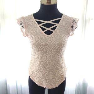 👉 FREE WITH ANY BUNDLE 👈Cute lacey blouse.
